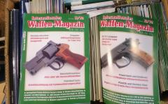 2 Schachteln mit DWJ und dem Internationalen Waffen-Magazin