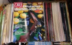 2 Schachteln mit DWJ und dem Internationalen Waffen-Magazin