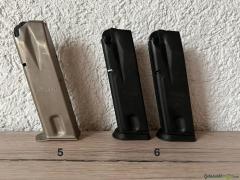 Diverse Holster und Magazine