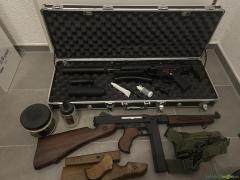 Gebrauchte Airsoft-Waffen – WE MP5 & M1A1 Thompson mit viel Zubehör