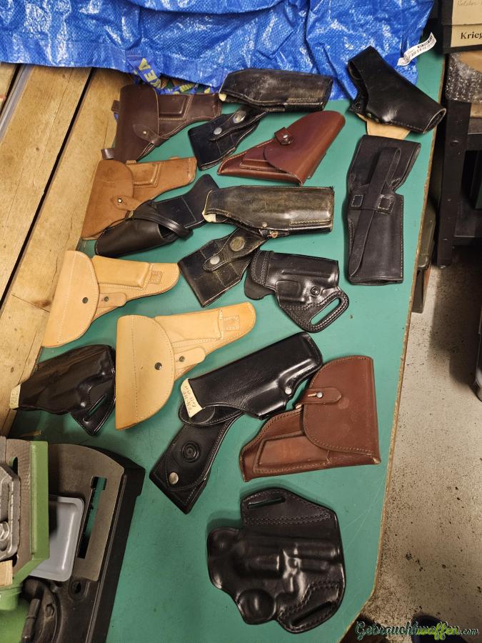 Konvolut von 30 Pistolen und Revolver Holster Konvolut von 30 Pistolen und Revolver Holster
