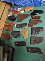 Konvolut von 30 Pistolen und Revolver Holster