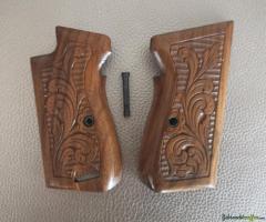 Seltene geschnitzte Griffschalen SIG 210 / P49