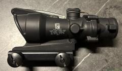 Trijicon ACOG 4x32 Grünes Chevron-Absehen