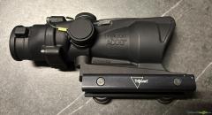 Trijicon ACOG 4x32 Grünes Chevron-Absehen