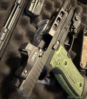 Sig Sauer P320 AXG PRO 9mm + Surefire X300 + EOTech EFLX Red Dot