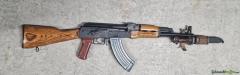 halbautomatisches Gewehr Romarm akm-47 mit festem Schaft und Bajonett