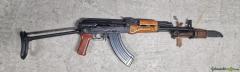 halbautomatisches Gewehr Romarm akms-47 mit Klappschaft und Bajonett