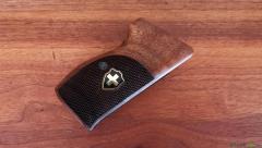 Neue Nussbaum Holzgriffschalen für SIG 210 / P49