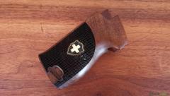 Neue Nussbaum Holzgriffschalen für SIG 210 / P49