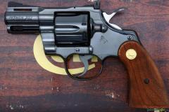 suche originale Holz Griffschalen für einen Colt Python Revolver mit 2,5-Zoll-Lauf.