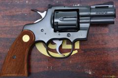 suche originale Holz Griffschalen für einen Colt Python Revolver mit 2,5-Zoll-Lauf.