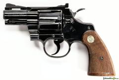 suche originale Holz Griffschalen für einen Colt Python Revolver mit 2,5-Zoll-Lauf.