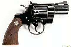 suche originale Holz Griffschalen für einen Colt Python Revolver mit 2,5-Zoll-Lauf.