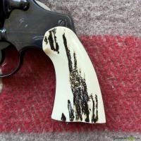 Griffschalen aus Hirschhorn für Colt Python der Marke Ajax