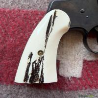 Griffschalen aus Hirschhorn für Colt Python der Marke Ajax