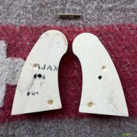 Griffschalen aus Hirschhorn für Colt Python der Marke Ajax