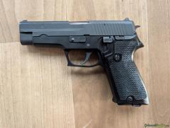 SIG-Sauer P220 (P75) 9x19mm Parabellum/Luger/NATO