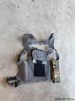 Ferro Concepts Chesty Rig Wide Tactical Vest, Grau, mit Zubehör