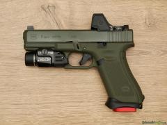 Glock 17 OD Green mit Trijicon und zusätzlichem Gewindelauf