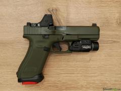 Glock 17 OD Green mit Trijicon und zusätzlichem Gewindelauf