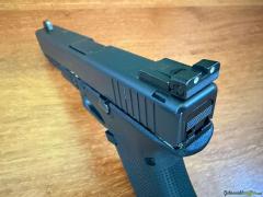 Glock 17 (Gen. 4) mit verstellbarem Tritium Visier, 4 Magazinen und Holster
