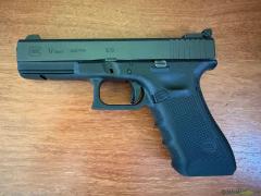 Glock 17 (Gen. 4) mit verstellbarem Tritium Visier, 4 Magazinen und Holster