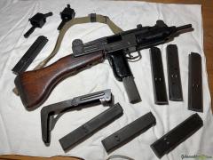 UZI mit Anschlagschaft, 7 Magazinen, 2 Ladehilfen