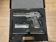 Dessert  Eagle. 44 Magnum