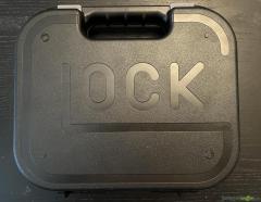 Glock 44 mit Gewindelauf und mit B&T Tiger Schalldämpfer