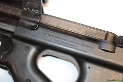 Seriefeuerwaffe FN P90 / PS90 5.7x28 mit Integriertem Laser