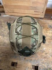 Echter ballistischer Gefechtshelm High-Cut (Aramid / Kevlar-Verbund) mit Cover