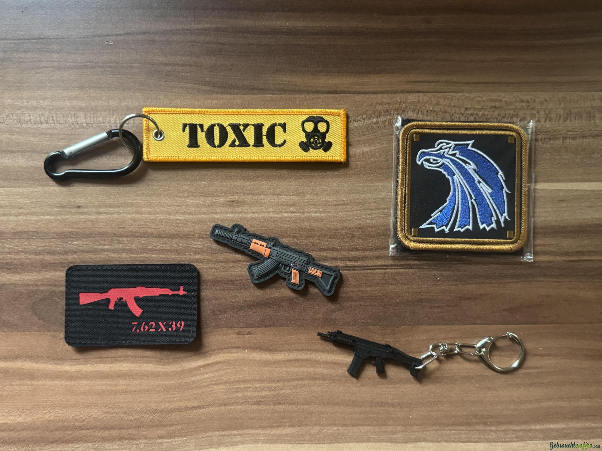 Verschiedene Patches und Anhänger zum Verschenken — andere-zubehoer kaufen Schweiz