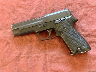 SIG-Sauer P 220 9x19mm Parabellum/Luger/NATO